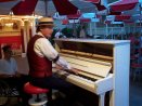 piano player